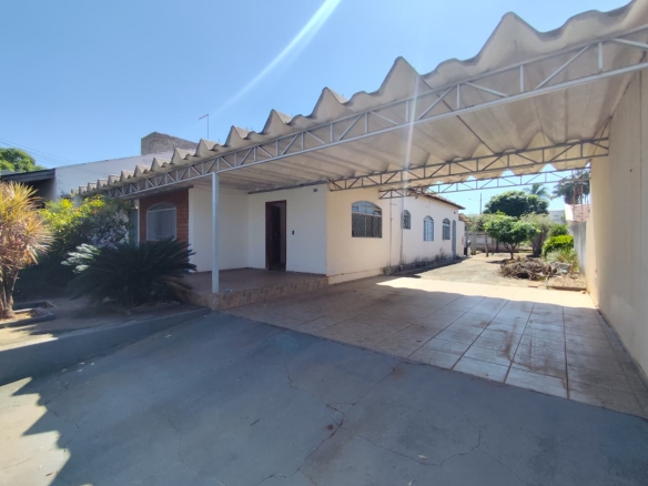 Casa com 3 quartos, 686m de terreno, próximo a Santa Casa
